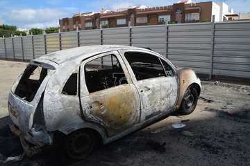 Imágenes de algunos de los vehículos afectados por los incendios en el parquin de Arnao y solar de Punto Fielato/TA.